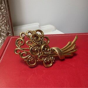 Oscar de la Renta Gold Swirl Brooch✨